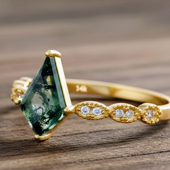 Elegant Gold and Green Gemstone Ring